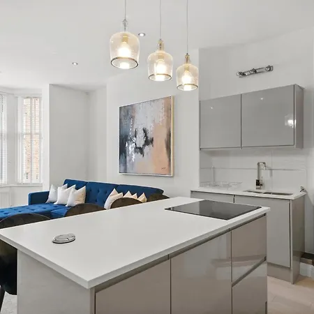 Centre Duplex Next To Minster With Parking Апартаменты