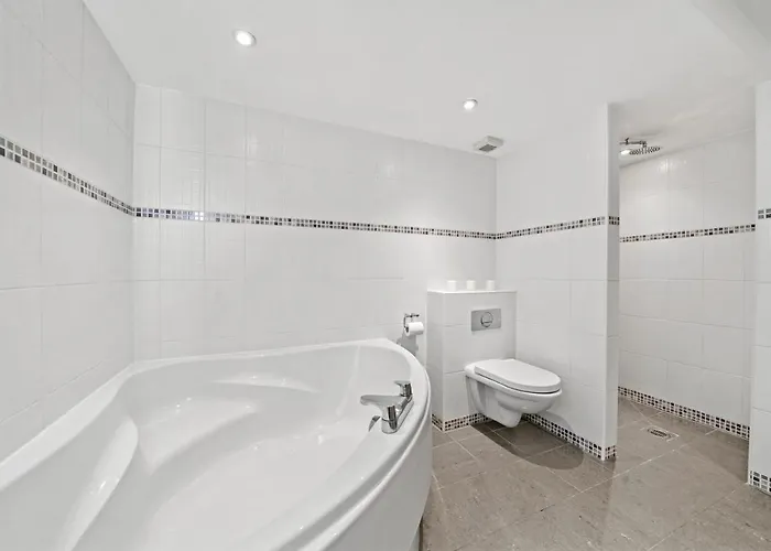 Vikings Duplex Next To Minster With Parking *